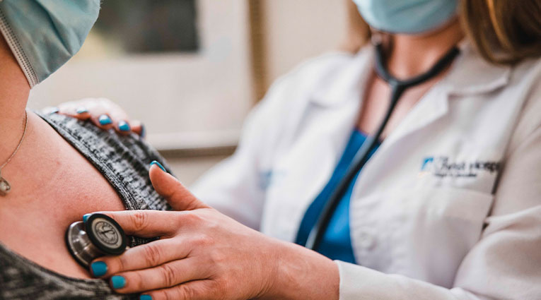 doctor listens to patient's heartbeat