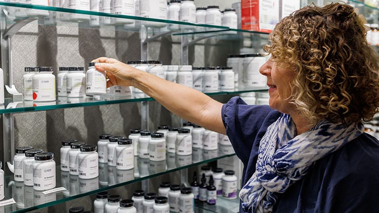 Woman browses vitamins and nutritional supplements